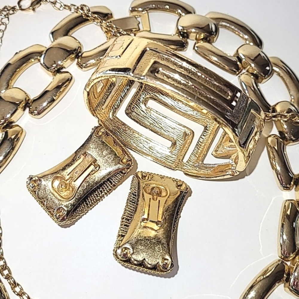 BOLD GOLD BLING NECKLACES, BRACELET JEWELRY LOT - FIVE ITEMS - Picture 9 of 10
